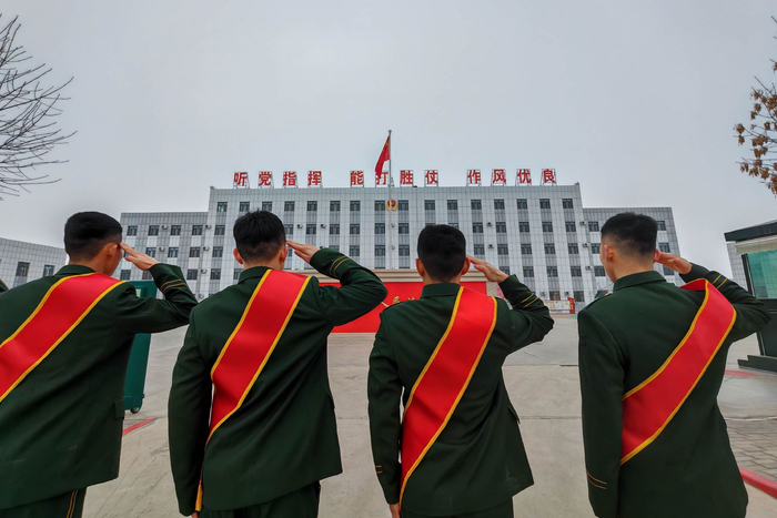 退伍老兵最后再敬一次军礼