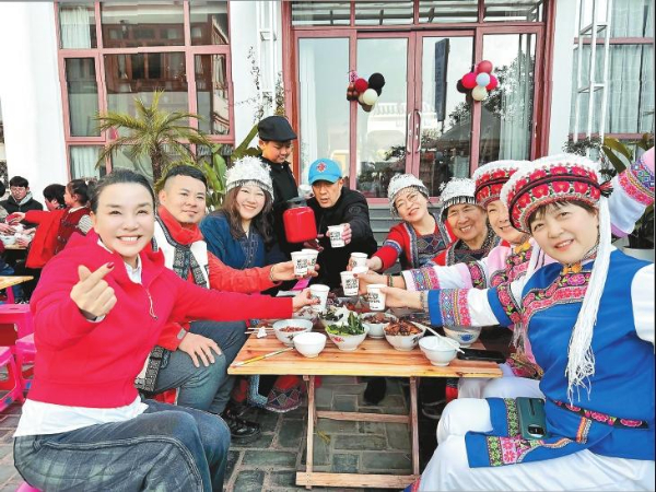 游客在“三只猫”客栈品尝美食。供图