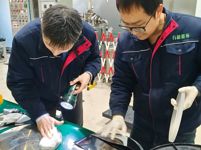 中国有研核用金属材料团队成员全力投入慢化剂部件研制任务