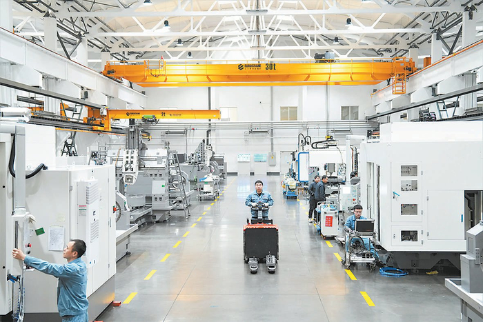 　　2月10日，在廊坊精雕数控机床制造有限公司装配车间，工人正在进行数控机床装配。 河北日报记者 许佳奇摄