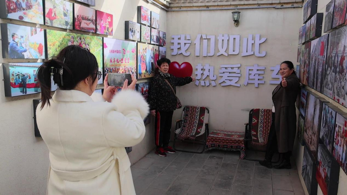 游客在龟兹小巷拍照打卡  （王陇江  摄）