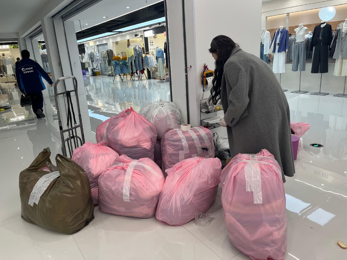 意嘉女装城内各商铺门口堆满了发往各地的包裹。邓帆慧　摄