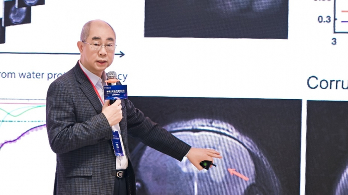 图六、岭大跨学科学院副教授李佳教授展示「空气碳捕集」技术的研究。