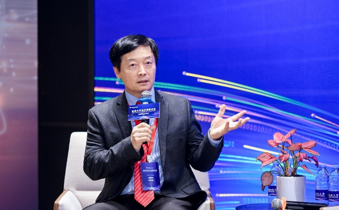 图五、岭大学术暨教务副校长陈汉夫教授介绍最新研究。