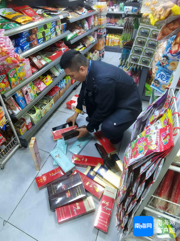 　　稽查人员在便利店内查获的涉假香烟共计24条。记者 蒙健 摄
