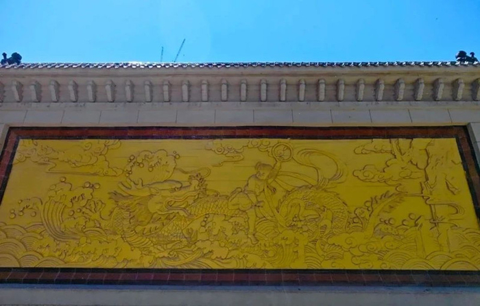 “哪吒闹海”木质浮雕影壁  资料图片