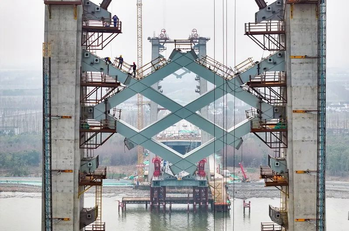 嘉松公路越江新建工程实现南北岸两座主塔结构封顶