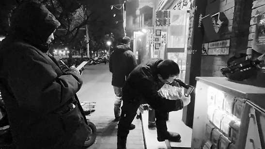 电力维修人员赶到现场检查配电设施。 安定门街道 供图