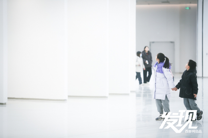 长安云—西安科技馆洁白的色调贯穿大堂到走廊，简洁、大气的空间氛围，使游客感受到宁静与放松，为室内空间增添活力与趣味性。