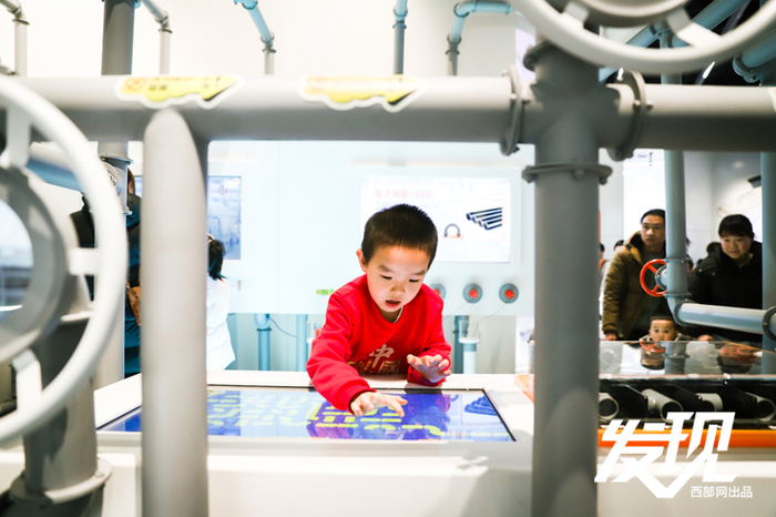 西安科技馆为市民游客设置一系列特色科普互动体验。
