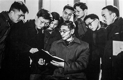 郭永怀和学生在讨论问题。 图片来源：视觉中国