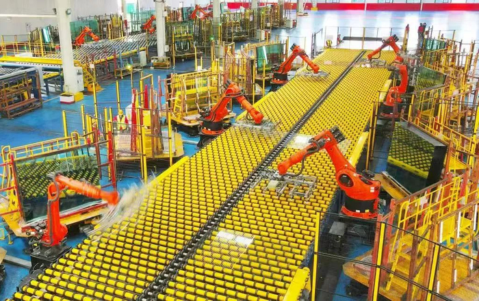 沙河市大力推动玻璃产业转型升级。图为玻璃企业自动化生产线上的机械手臂在作业。资料图片