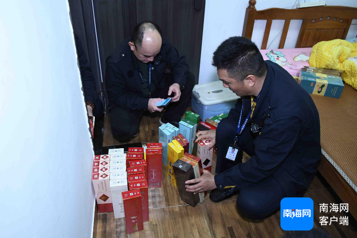 　　稽查人员在摊贩蔡某房间内查获的涉假香烟。记者 蒙健 摄