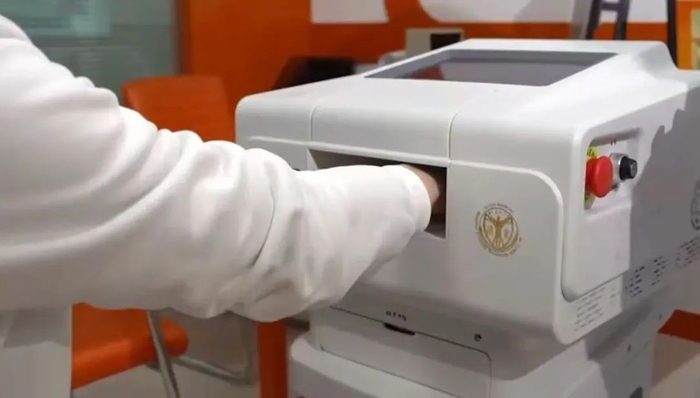 瑞金医院王卫庆团队等研发的无创血糖检测设备。来源：瑞金医院微信公众号