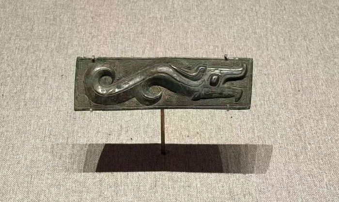 夔（kuí）龙纹铜牌饰（西周）陕西历史博物馆藏