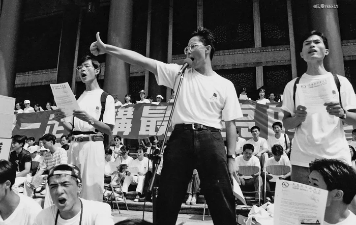 〓 1996年，广东广州，疯狂英语创始人李阳带领听众大喊：“我一定能讲漂亮的英语！”