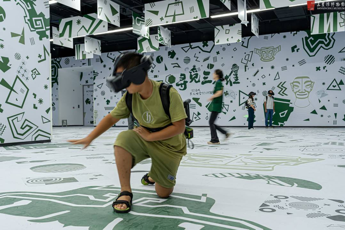 游客在三星堆博物馆感受VR沉浸式探索体验项目图据三星堆博物馆