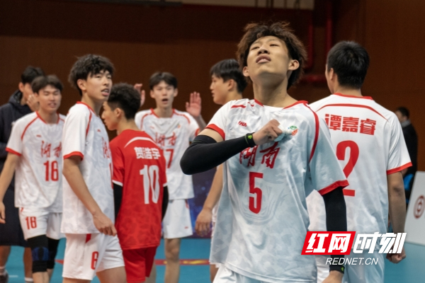 第一届全国青少年三大球运动会，以湖南师范大学男子排球队为班底的湖南男排获得铜牌。摄影/许理伟