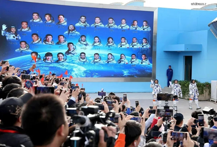 〓 2024年4月25日，甘肃酒泉，三名80后航天员出现在神州十八号载人飞行任务航天员乘组出征仪式上
