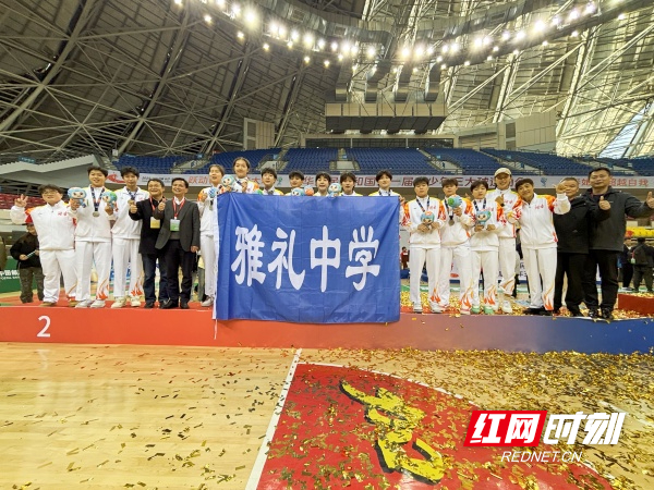 第一届全国青少年三大球运动会，以长沙市雅礼中学女子篮球队为班底的湖南女篮夺得银牌。摄影/符洹雨