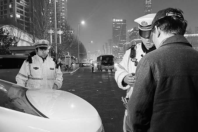 一辆私家车因在非机动车道违停被罚款。 本报记者 甘南 摄