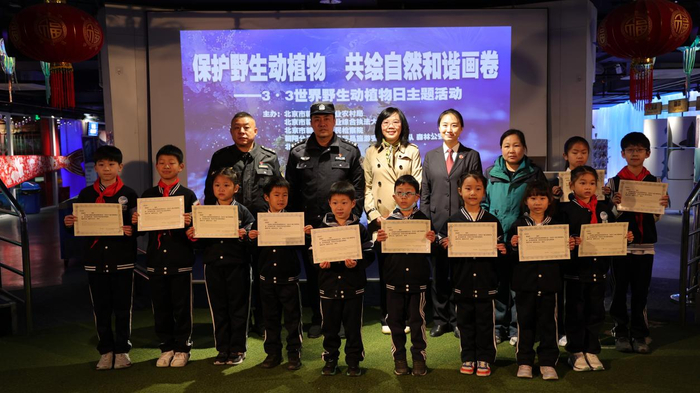 志愿者、小学生与现场嘉宾共同合影留念