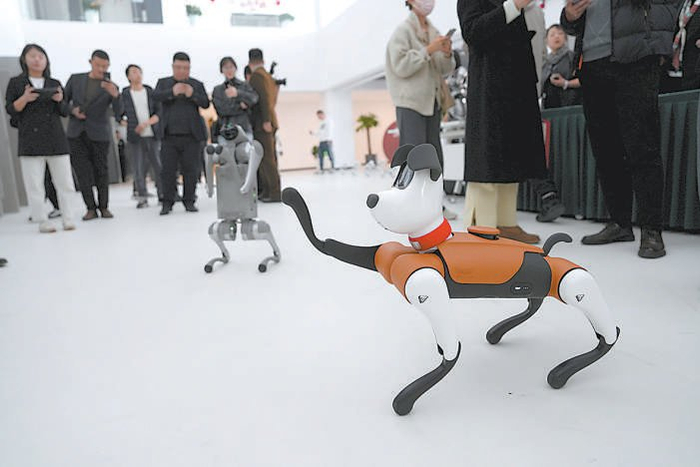 　　活动现场，机器狗与参会人员进行互动。 本报记者 和冠欣摄