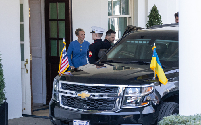 ▲2月28日，乌克兰总统泽连斯基（左三）离开美国华盛顿白宫。图/新华社