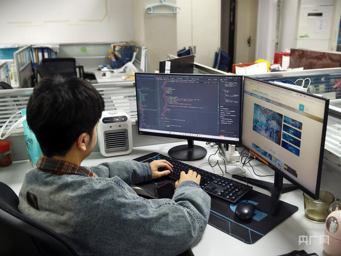 公司员工在加班加点赶项目（央广网发  王钰妍  摄）