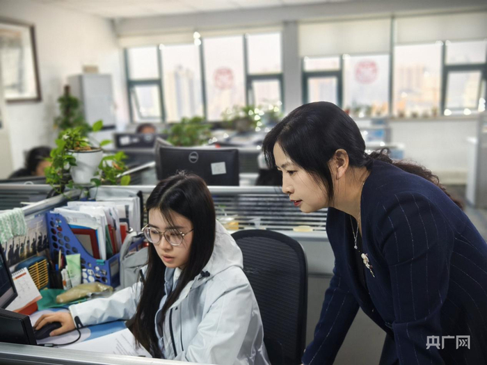 董事长马瑞红在向公司员工了解项目进展情况（央广网记者  郝振青  摄）