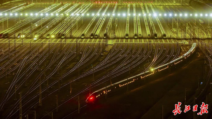 1月28日，早上5点多，动车依次从动车段驶出武汉动车段。（记者 胡冬冬 摄）