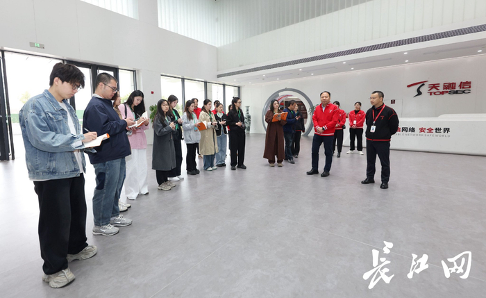　　“青春华章·我们的回答”网络大思政课——2025全国大学生社会实践团走进天融信武汉研发中心。王筝 摄