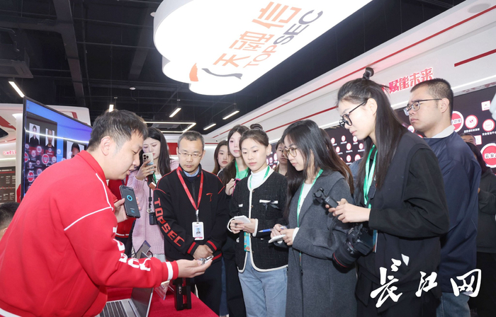 　　天融信工程师向实践团成员进行智能家居安全风险演示。王筝 摄