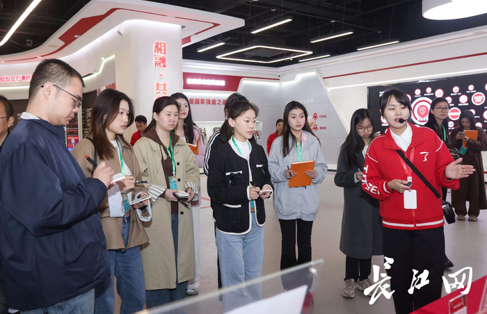 　　社会实践团成员们在听工作人员讲解。王筝 摄