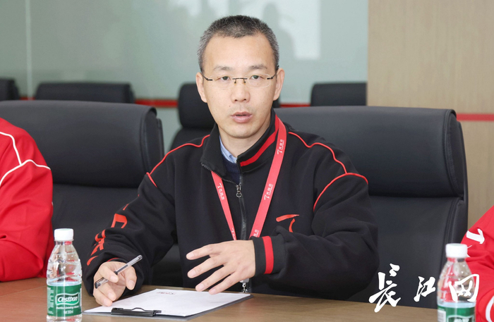 　　天融信科技集团副总裁、武汉研发中心总经理左世涛在座谈会上与实践团成员交流。王筝 摄