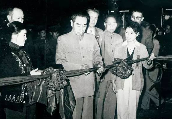▲1959年10月15日，中共中央副主席、国务院总理周恩来为包钢一号高炉出铁剪彩。