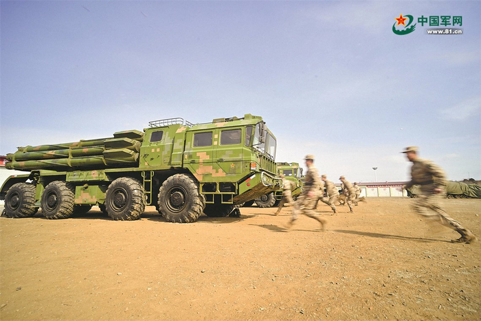 　　该旅官兵闻令冲向战位。韩  成摄