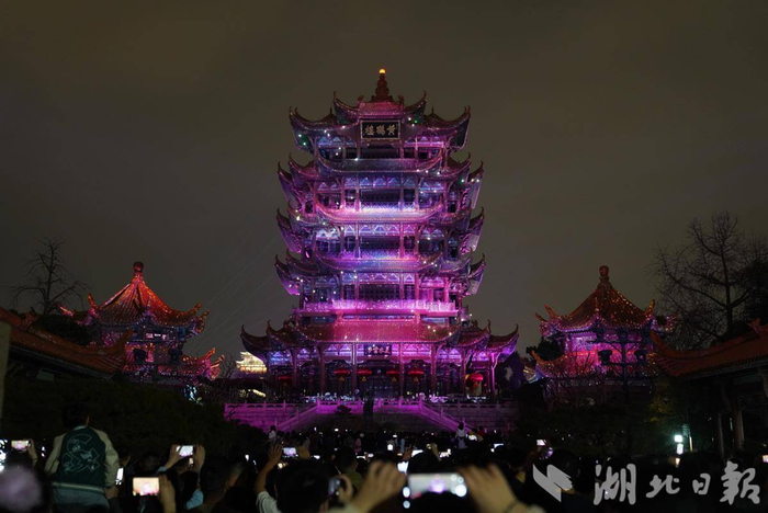 阔别两个多月，《夜上黄鹤楼》主楼光影秀回归。（通讯员 李博 摄）