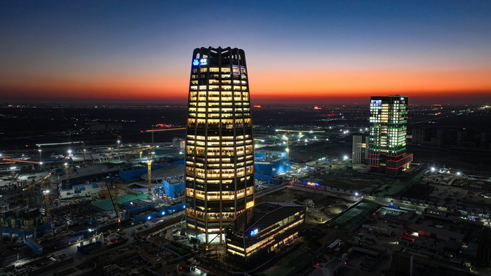 夜幕下的中国中化总部和华能总部。雄安媒体中心王伟倩 摄