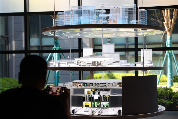 游客在“雄安印象”展馆参观。雄安媒体中心王伟倩 摄