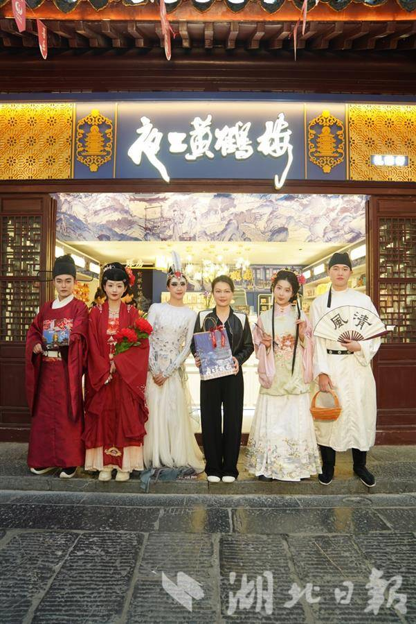 3月1日，官方文创店“夜上黄鹤楼礼臻行”营业，位于黄鹤楼公园南门附近。（通讯员 李博 摄）