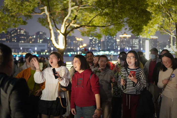 许多没抢到票的“刀迷”，也从全国各地赶来上海 吴桐 摄