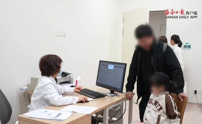 笑笑在家人的带领下，来到乐城先行区就诊。受访对象供图