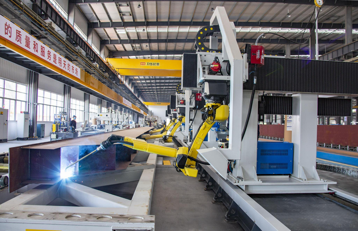 卫华起重机生产车间。 资料图片