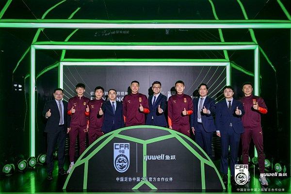 【图:鱼跃医疗与国足代表合影】