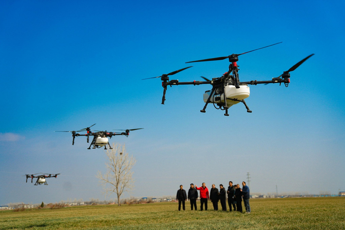 2月18日，蒙城县乐土镇屈庙村，农技人员正在指导种粮大户学习无人机操作技术。