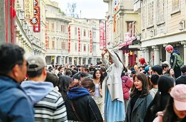 节后的小公园人气不减。