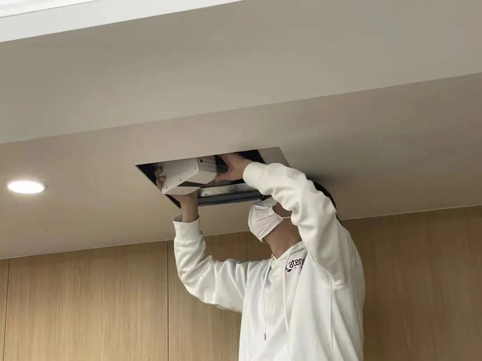 ▲图注：阿迪纳兰专业工程师为客户安装调试设备