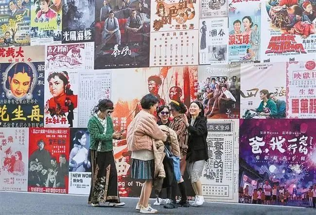 老影院前是满满的童年回忆。