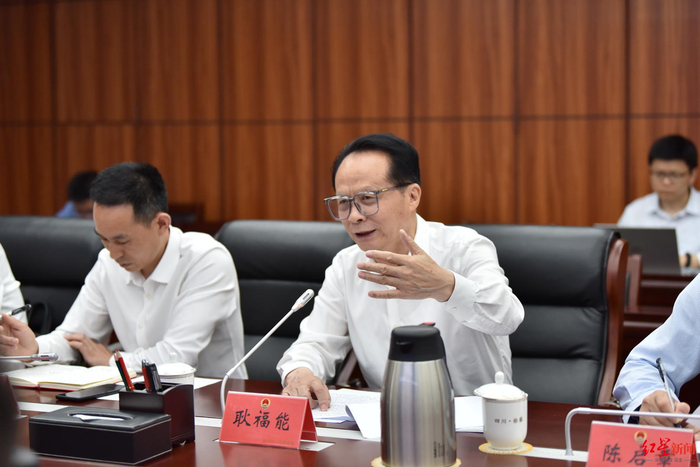 ▲耿福能（中）